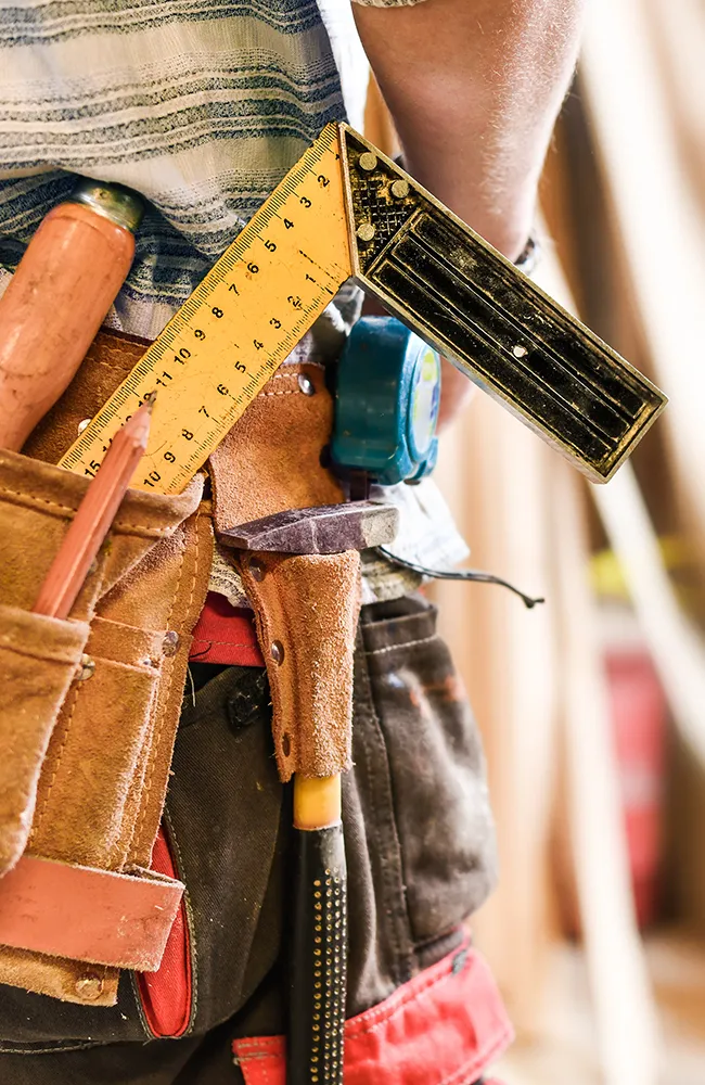 Der Zimmermann mit Werkzeugen im Ledergürtel